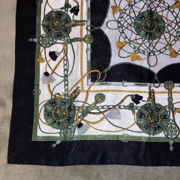 Vintage Lion And Tassel Medallion Print Scarf - Picture 7 of 11